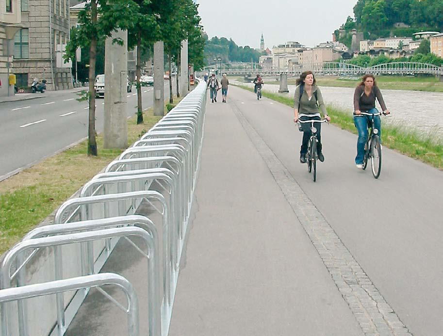 Zariadenia pre krátkodobé parkovanie bicyklov: U-stojany: Klasické obrátené U-stojany umožňujú bezpečné uzamknutie bicyklov a zabraňujú ich prevráteniu.