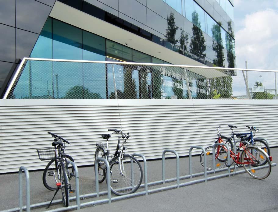 Vo veľkých sídlach a obytných štvrtiach je možné na parkovanie bicyklov využiť okrem miestností pre bicykle a vonkajšie priestranstvá aj časť garáží pre automobily.