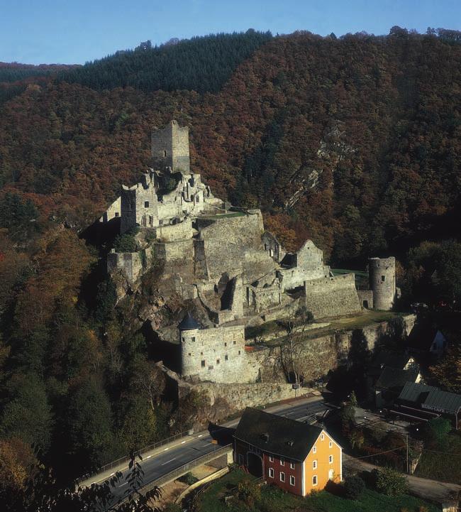 Niederburg des ifelvereins Manderscheid. Die Besichtigung der Ruinen und teils restaurierten Gemäuer aus dem Jahre 1173 mit Portenhaus (Burgkiosk), ckturm, Saal des Palas etc.