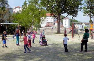 Weg der Kommunionkinder traditionsgemäß nach Passau zum Dom, zur Wallfahrtskirche Maria Hilf und dem Spielplatz an der Ortsspitze.