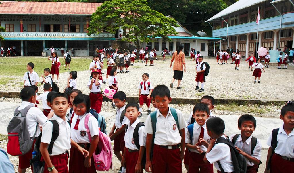 6 Schulkomplex in Telukdalam Die Kapuziner bürgen für eine gute Ausbildung der Kinder auf Nias/Indonesien.