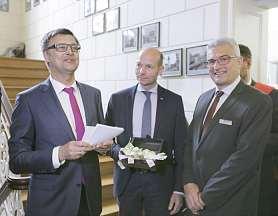 «anlässlich der eröffnung durfte der Oberbürgermeister eine Spende des Gewinnsparvereins der Sparda-Bank Augsburg in empfang nehmen: 10.
