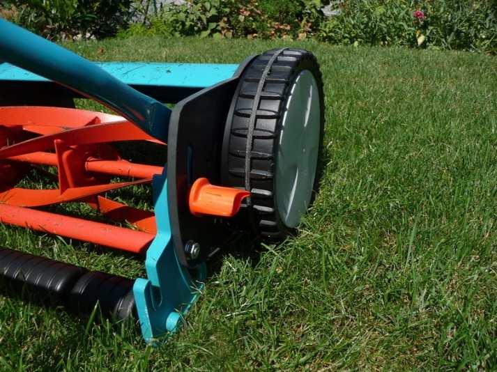 Rasenpflege Tipps & Tricks Nur mit der richtigen Pflege bleibt Ihr Rasen schön grün und dicht bewachsen.