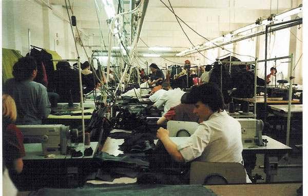 Arbeitsrechtsverletzungen am Beispiel der Bekleidungsindustrie Überlange Arbeitszeiten, 10-14 Stunden/ pro Tag, häufig 7 Tage/ Woche Kein