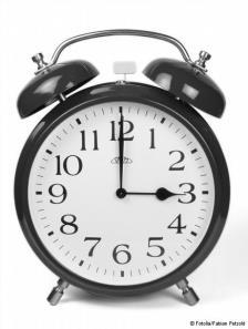 II. URA, DNEVI / UHRZEIT, WOCHENTAGE Entschuldigung, wie spät ist es? Entschuldigung, Wie viel Uhr ist es? Es ist... nach = čez vor = pred halb = pol Viertel = četrt 7.00= Es ist sieben. 12.