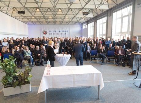 Aktuell Ministergespräch Über 200 kamen nach Nienburg in die Polizeiakademie L ebhafte Diskussionen über Planstellen und Stellenbewertungen, eine lockere Atmosphäre zu der auch ein nahbarer Minister