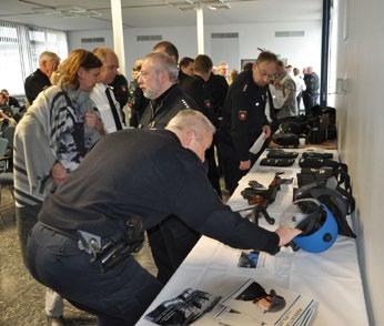 Niedersachsen Fachtagung Bewältigung von Einsatzlagen mit erhöhter Eigengefährdung M ehr als 200 Zuhörerinnen und Zuhörer aus den Dienststellen der Polizeidirektion Brauschweig, aber auch anderer