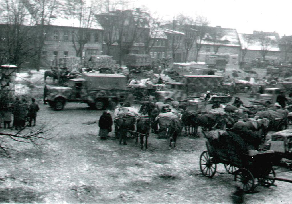 214 Foto 28: Marktplatz Christianstadt Flüchtlingstrecks im Januar 1945. Foto: Privatbesitz Joachim Schwager, Wesel.