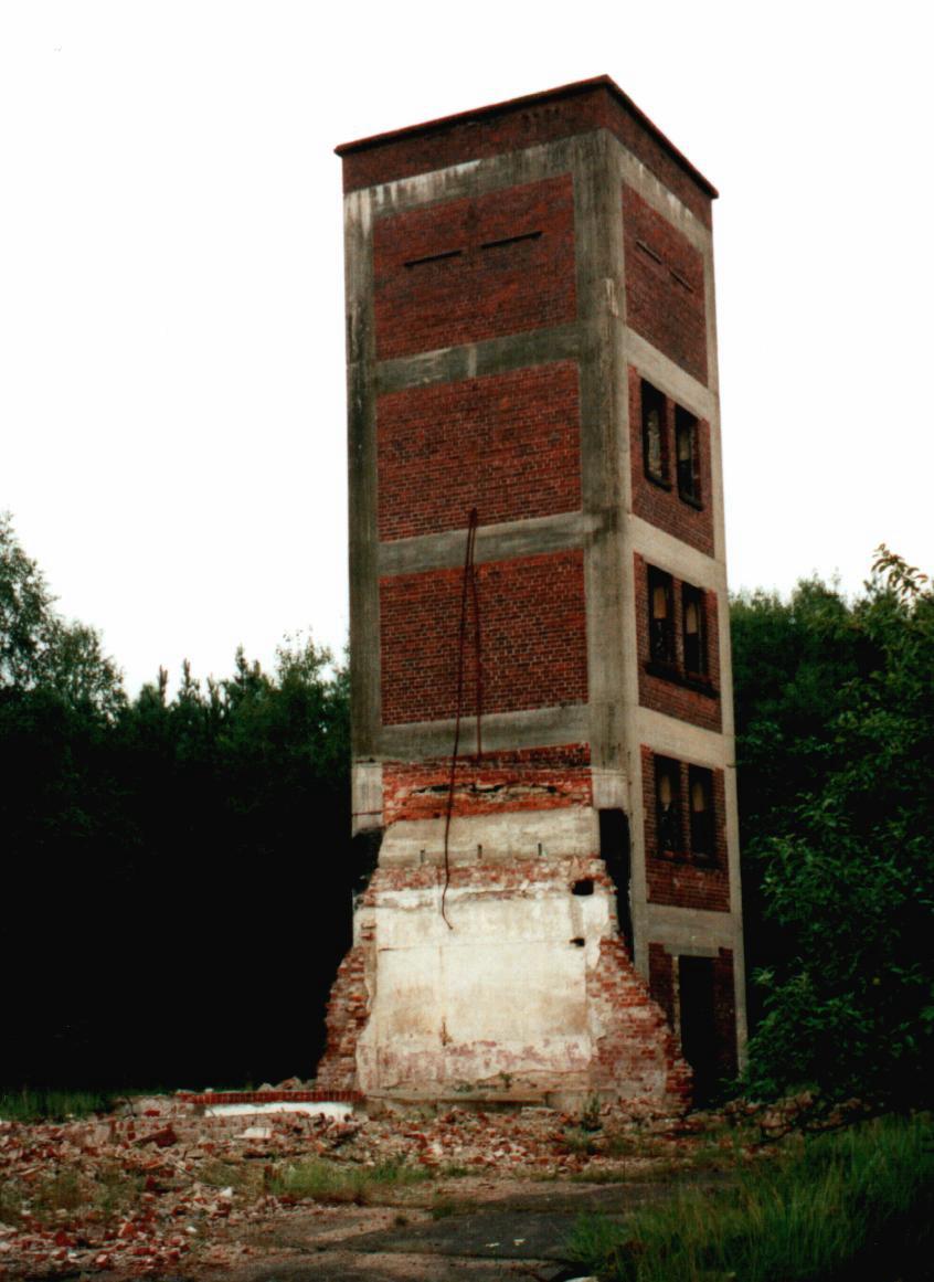 86 tete Löschfahrzeuge 266. Es ist davon auszugehen, daß das Sprengstoff- Werk in Christianstadt weitaus umfangreicher ausgestattet war. Foto 15: Turm der ehemaligen Werksfeuerwehr.
