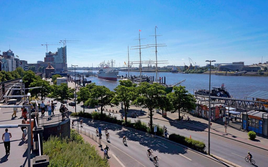 Hamburg in wenigen Sätzen zu beschreiben, ist nahezu unmöglich. Man muss die Stadt erleben! Wusstet ihr zum Beispiel, dass Hamburg mehr Brücken als Venedig, London und Amsterdam zusammen hat?