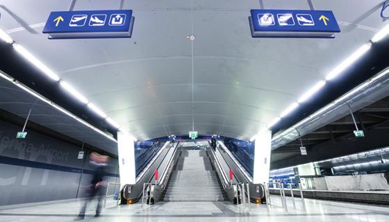 06 Bahnhof Flughafen Wien Ihre Vorteile auf einen Blick Helle und kundenfreundliche Bahnsteigbereiche Optimale Anbindung an den neuen Flughafen-Terminal ermöglichen kurze Umsteigewege zwischen Bahn