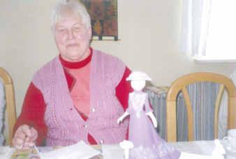 Nr. 04/2011 27 Anklam-Land Frau Funk aus Albinshof, die nicht mehr zu den Jüngsten in unserer Runde zählt, hat mit die größte und schwierigste Keramikfigur angepinselt und gebrascht. Tolle Leistung!