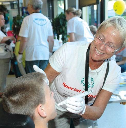 b l z k a k t i v Fotoquelle: Nover/BLZK 731 Screenings und 150 Behandlungen Insgesamt 731 Athletinnen und Athleten ließen sich während der Veranstaltung nach einem spezifischen Screeningprogramm