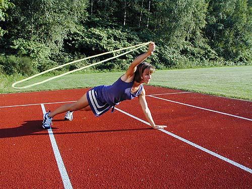am besten, wenn der Sportler die Arme so früh wie möglich nach dem Durchschwingen des Seils unter den Beinen kreuzt bzw. öffnet.
