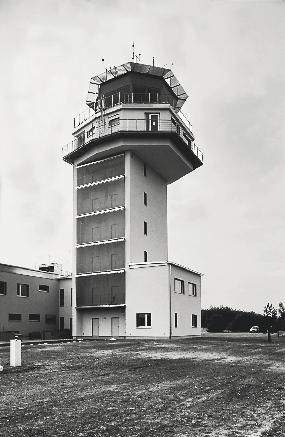 40 Bundeswehr-Flugplatz Holzdorf Neu-, Um- und Erweiterungsbau Bundesministerium der Verteidigung Der in den 70er Jahren