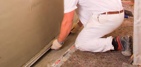 Um die Wandflächenabdichtung wasserdicht an die Bodenkonstruktion anschließen zu können, wird die Fußbodenkonstruktion in einer Breite von etwa 30