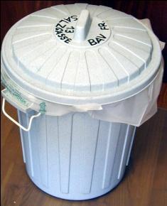 Der Bio-Eimer für kompostierbare Küchenabfälle Kompost kann nur so gut wie seine Ausgangsstoffe sein: Bitte darauf achten, dass keine Fremdstoffe wie Glas, Kunststoffe, Problemstoffe etc.