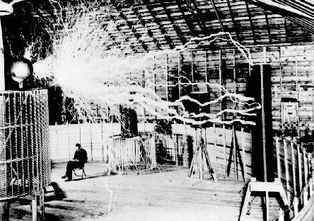 Nikola Tesla (856-943), in Kroatien geborener amerikanischer Elektrotechniker und Erfinder. Er studierte an der Technischen Hochschule Graz und an der Universität Prag.