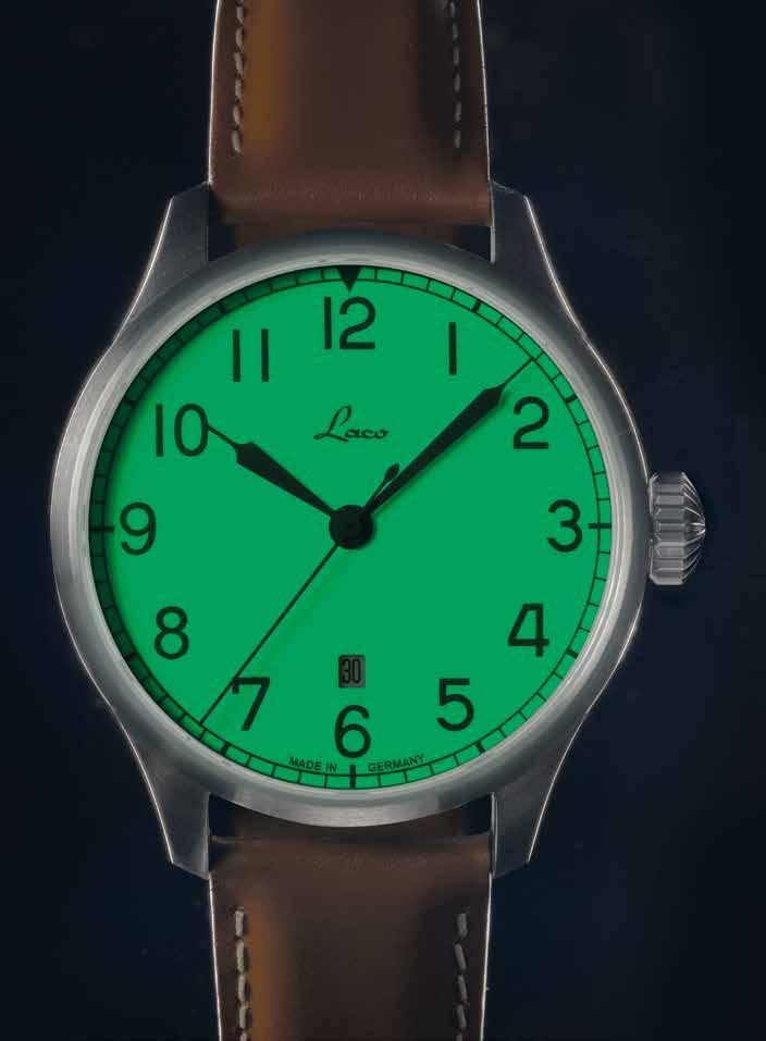 Northern Lights In the 40s, in order to attain optimum readability in the dark, the dial was coated with an active luminous material.