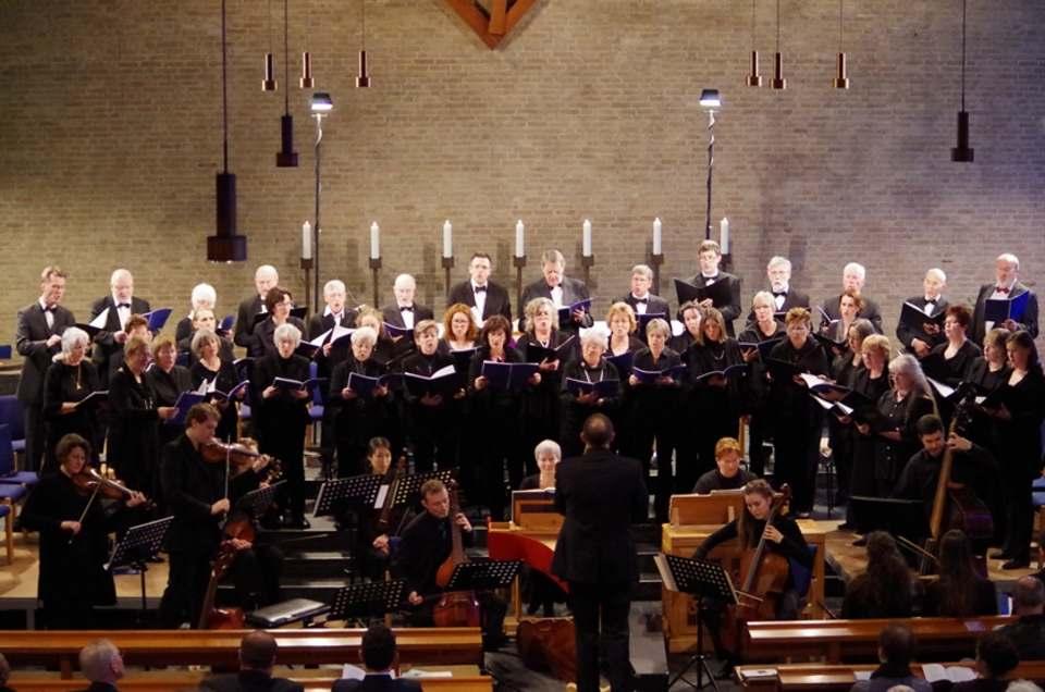 Die Thomaskantorei Die Thomaskantorei Hofheim mit ca. 60 SängerInnen versucht die Balance zu halten zwischen einem Konzertchor und einem Chor für gottesdienstliches Singen.