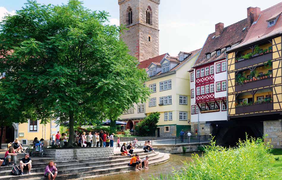 14 15 REGION ERFURT Erfurt und Umgebung Enge verwinkelte Gassen, Fachwerkhäuser, ein liebevoll sanierter mittelalterlicher Altstadtkern und imposante Kirchen prägen das Erfurter Stadtbild.