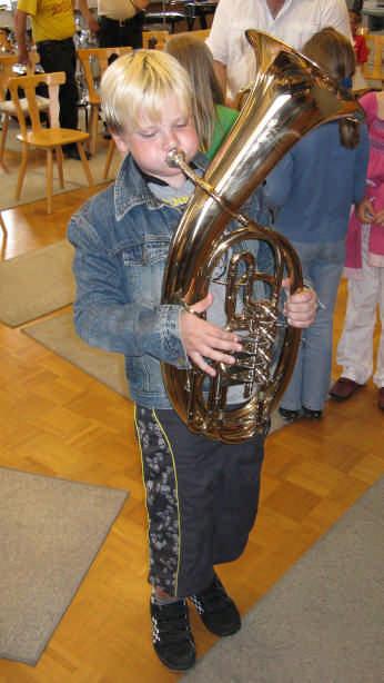 Jungmusikern mitgestaltet. Die Ausbildung beginnt in der Volksschule mit dem Flötenunterricht, der vom Musikverein mitfinanziert wird.