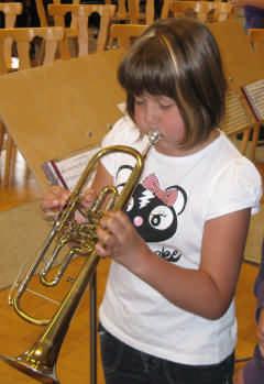 Dort werden den Kindern sämtliche Instrumente des Musikvereines vorgestellt. Anschließend darf jeder die Instrumente auch ausprobieren.