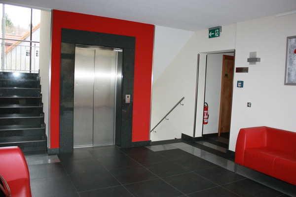 Große im 1. OG (ZimmerNr. 44) Über den Aufzug sind zu erreichen: Nebenhaus: Weg vom Aufzug zu Zimmer-Nr. 44, Zimmer Nr.