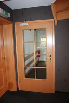auf der Seite der Tür, in die sie aufschlägt - Breite: 200 cm auf der Seite der Tür, in die sie aufschlägt - Tiefe: 200