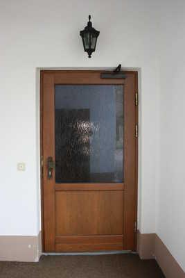 Höhe der Stufe / Schwelle: 16 cm Lichte Breite der Tür: 99 cm auf der Seite der Tür, in die sie aufschlägt - Breite: 170 cm auf der Seite der Tür, in die sie aufschlägt - Tiefe: 200 cm