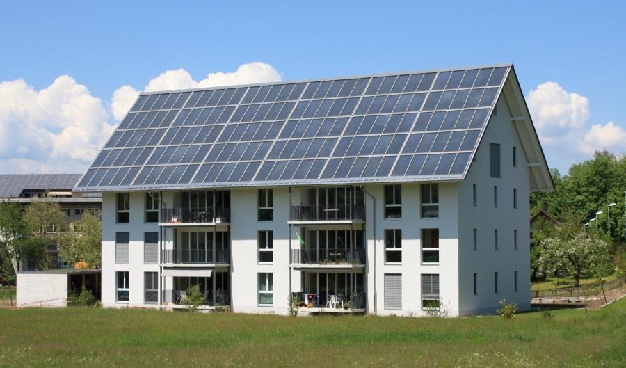 Investitionsbeispiel 8-FH 100% Solar Erstellungskosten MFH inkl. Solaranlage, exkl. Grundstück Kostenschätzung: ca. CHF 3.3 Mio. exkl. MWST Konventionell mit Luft-Wasser-WP: Solar-Anlage mit 108`000 l und 180 m 2 : ca.