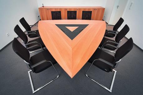 Konferenztischanlage Consense in Wankelform Mit seiner außergewöhnlichen Form ermöglicht