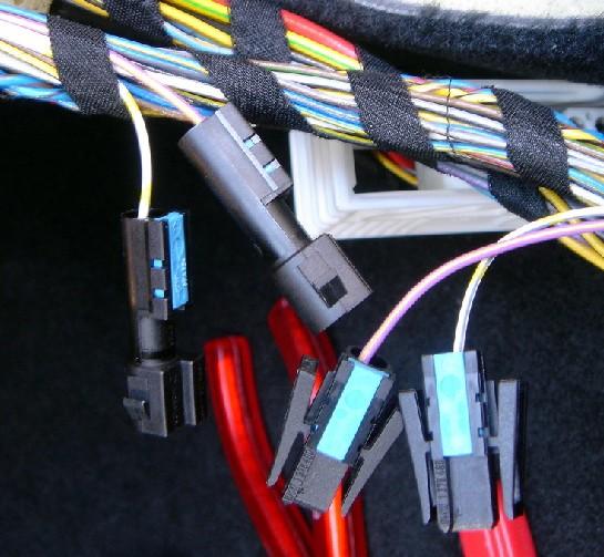 Nachdem man dort den 54ig poligen Stecker raus hat, brauchen wir die Kabel aus PIN 13 und 36.