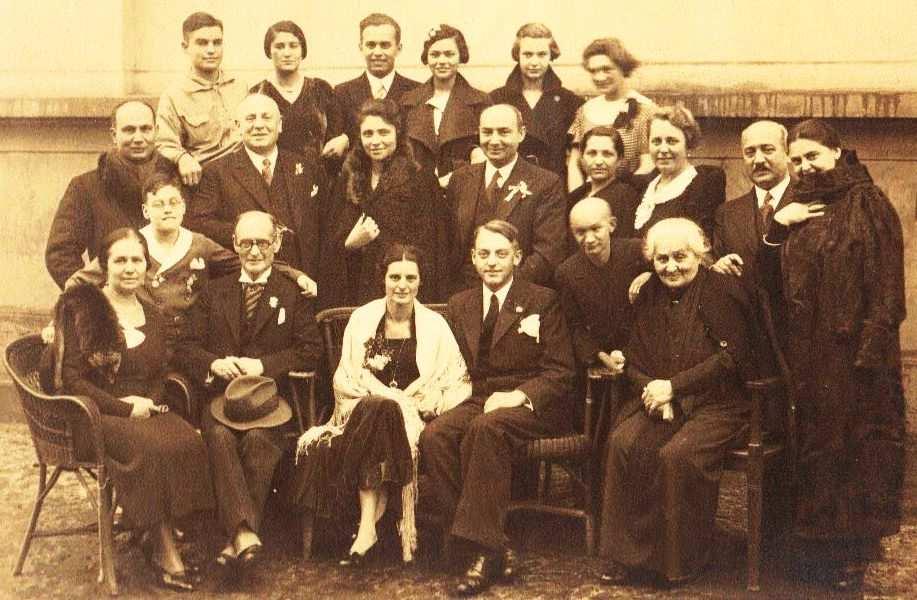 zwei Monate jünger als sein Verwandter Jürgen. In der mittleren Reihe sind nur zwei Personen bekannt: Zweiter von rechts ist Ivan Esberg mit seiner Frau Suse links neben ihm.
