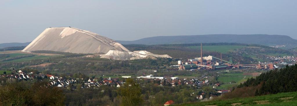 Abbildung 8-5: Panorama des Kaliwerkes mit der Abraumhalde in Philippsthal (Werra). Aufgenommen von Siechenberg Quelle: Urheber: 2micha aus Wikimedia Commons, Lizenz: CC BY-SA 3.0 (https://commons.
