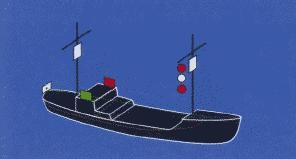 Zwei rote Rundumlichter senkrecht übereinander und zusätzlich die Seitenlichter und das Hecklicht. (Anm. well sailing: Kein Toplicht!