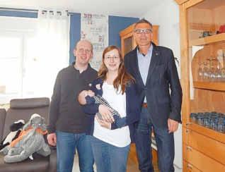 Friedewald -8- Nr. 9/2018 Bürgermeister überbrachte Babyprämie Willkommen Ben Carina undkarsten Küchenmeister,AmAuweg 5, freuen sich überdie Geburt ihressohnesben am 22.Dezember2017.