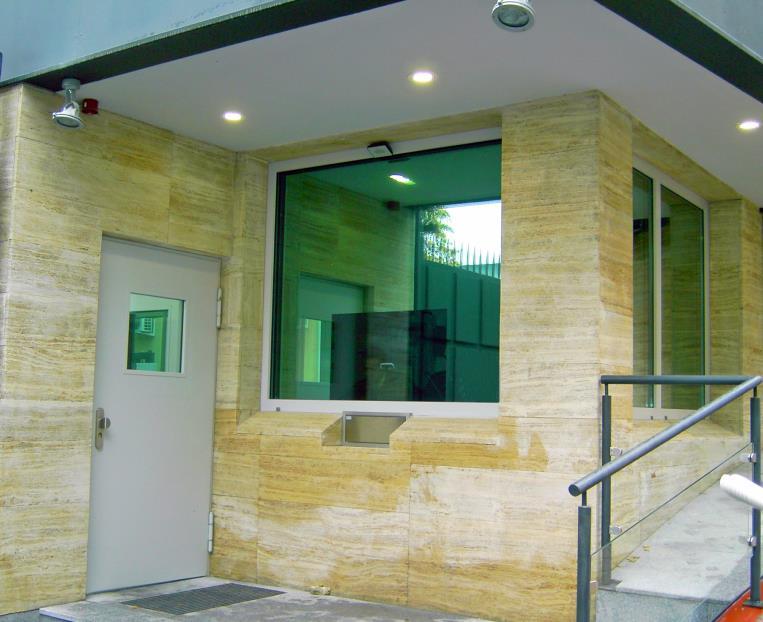 Eingangspforte eines Gerichtsgebäudes: die Pförtnerkabine ist ausgestattet mit Schalterfenster incl. Schiebemulde, Sprechanlage, Tür und Schleusensteuerung, Videoüberwachung.