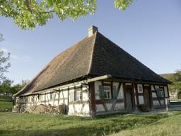 Von Schäfern und Schafen Im Jahr 1744 ließ die Gemeinde Hambühl dieses Haus bauen. Es gibt darin einen großen Schaf-Stall und 2 Wohnungen für die Hirten.