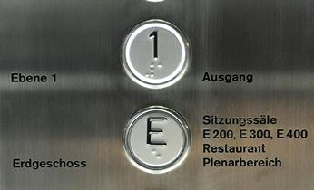 Hinweise für Menschen mit Behinderungen Der Deutsche Bundestag ist grundsätzlich barrierefrei. Das Reichstagsgebäude ist für Rollstuhlfahrer über den Zentralen Eingang für Besucher zugänglich.