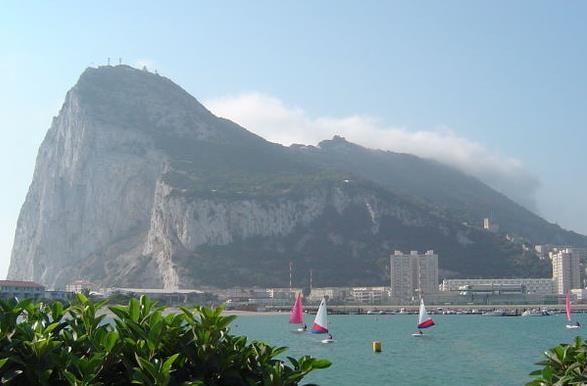 Die Strasse von Gibraltar vom Satellit aus (von Wikipedia) Die Strasse von Gibraltar liegt ca. 1700 km südwestlich der Schweiz.