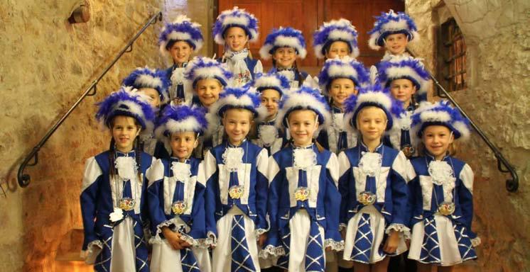 Blaue Funken - Gardetanz In der Session 2013/2014 wurde die Gardetanzgruppe Blaue Funken gegründet. In diesem Jahr zählte die Gruppe acht Mädchen.