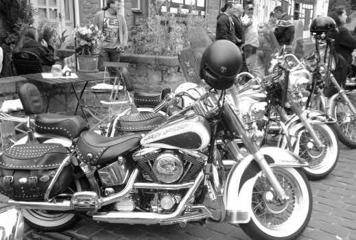 Für einen Sommertag war es zwar recht kühl, trotzdem kamen etliche Harley-Fans mit ihren Maschinen auf den Marktplatz und viele Besucher lauschten den Klängen von Querbeet, die bei ihrem