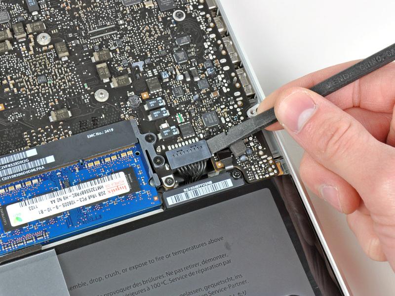 MacBook Pro 13" Unibody Mid 2012 Einbau einer Dualen Festplatte Schritt 3 Akkuanschluss