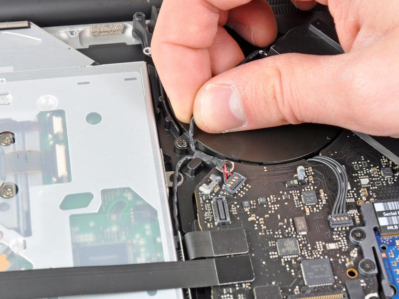 MacBook Pro 13" Unibody Mid 2012 Einbau einer Dualen Festplatte Schritt 11 Befreie das