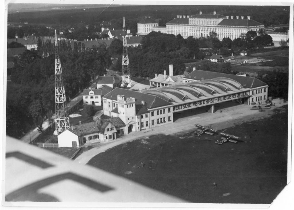 BILD 5. In der Luftaufnahme vom 9.4.1945 sind Spuren voran gegangener Bombardements deutlich zu sehen. BILD 4. Die Filiale der DVS in Schleißheim war in der neuen Werfthalle untergebracht. 2.3.