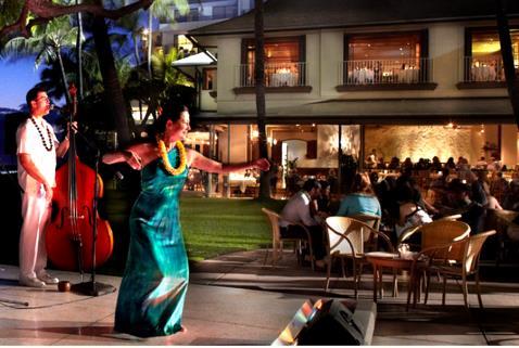 Am Abend verzaubern Sie die Klänge der Hawaii Ukulele begleitet von den sanften Gesängen und anmutigen Hula Tanz.
