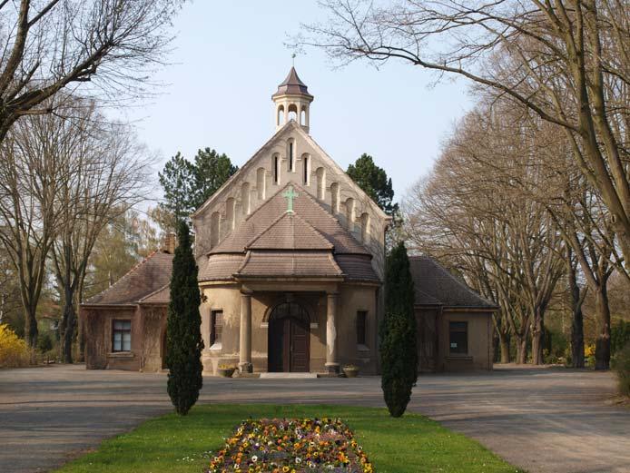 Trauerhalle Friedhof Sellerhausen Vom Eingang des Friedhofs an der Riesaer Straße, an dem sich auch Möglichkeiten zum Parken befinden, gelangt man direkt über zwei breite Wege zur Kapelle des