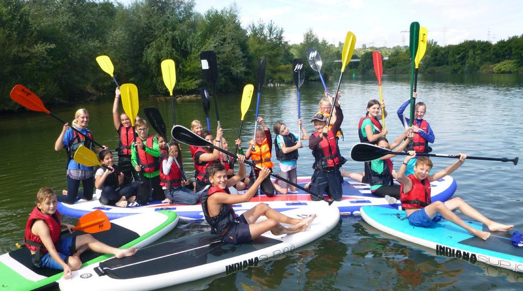 NEU: Stand-Up-Paddling Aqua-Games Mit MEGA-SUP für bis zu 15 Kids und weiteren Einzel-Boards NEU: Schulfest - Alles Paddeln Gemeinsame aktiv in