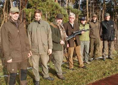Jagd & Jäger in Rheinland-Pfalz Februar 2013 KGV Dr. Hans Detlef Meyer (Mitte) übergibt die neue Ausbildungswaffe an die Schießobleute und Jagdscheinanwärter/ innen.